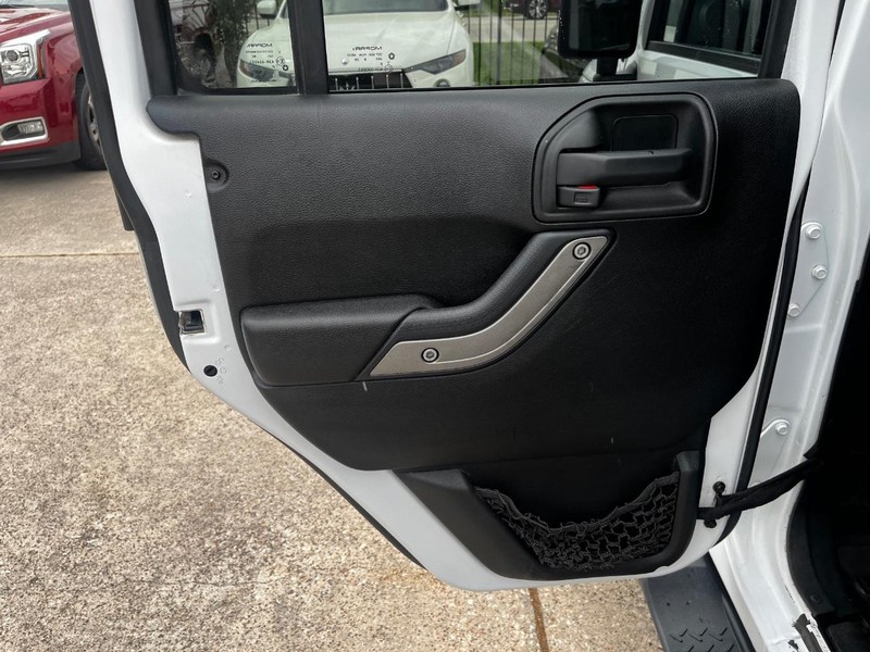 Jeep Wrangler JK Unlimited Vehicle Full-screen Gallery Image 19