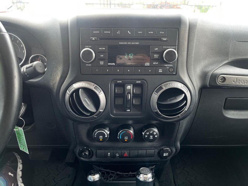 Jeep Wrangler JK Unlimited Vehicle Full-screen Gallery Image 22