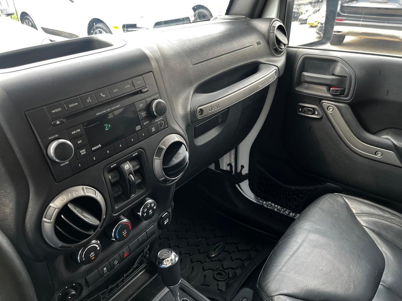 Jeep Wrangler JK Unlimited Vehicle Full-screen Gallery Image 23