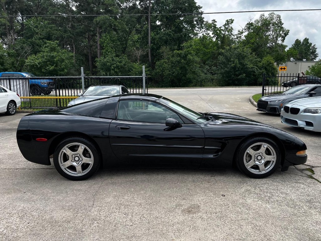 Chevrolet Corvette Vehicle Full-screen Gallery Image 05