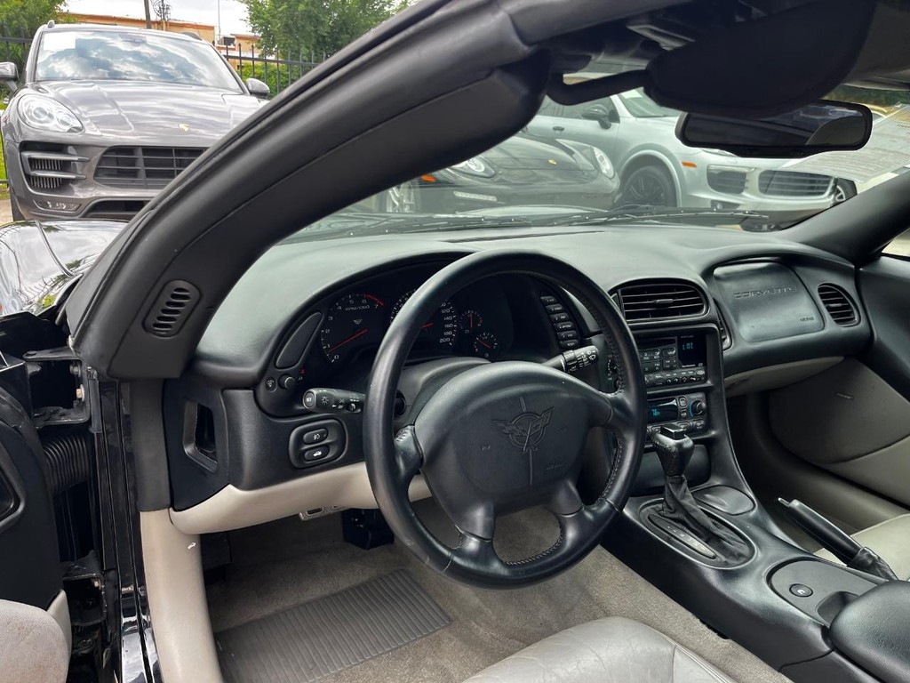 Chevrolet Corvette Vehicle Full-screen Gallery Image 10