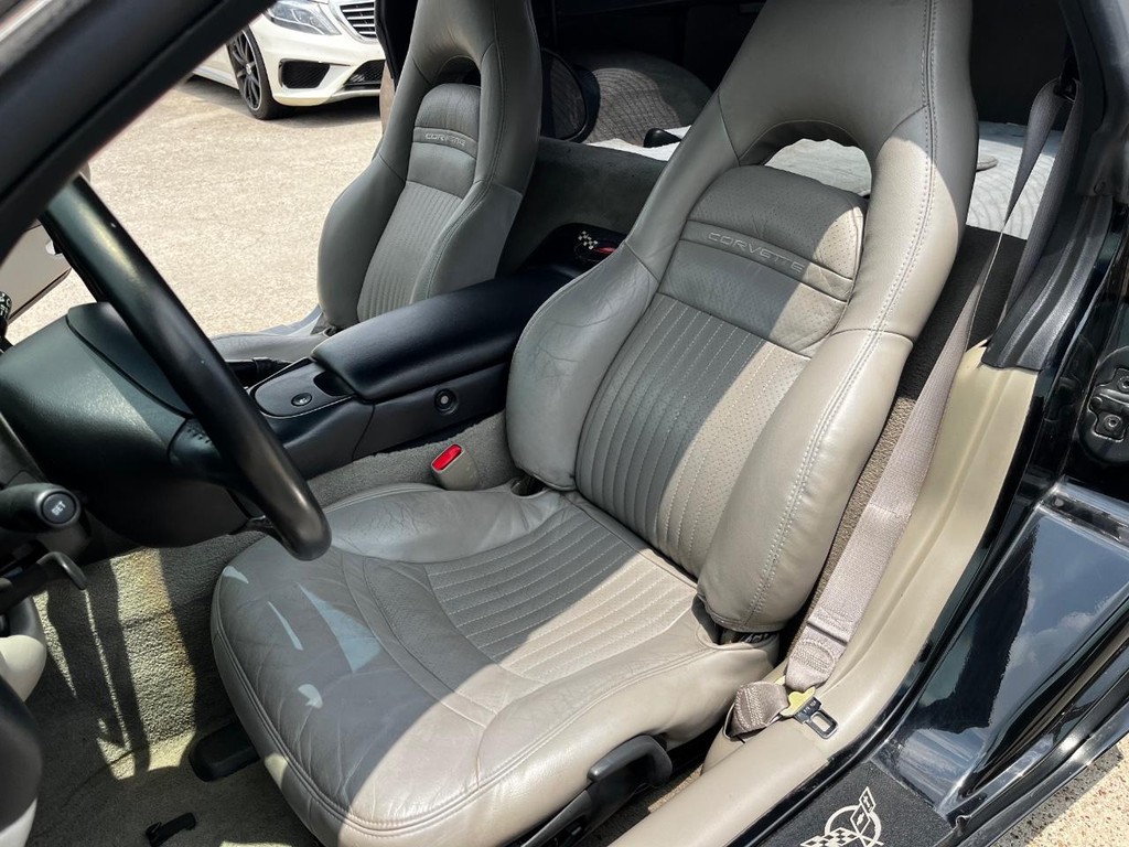 Chevrolet Corvette Vehicle Full-screen Gallery Image 11