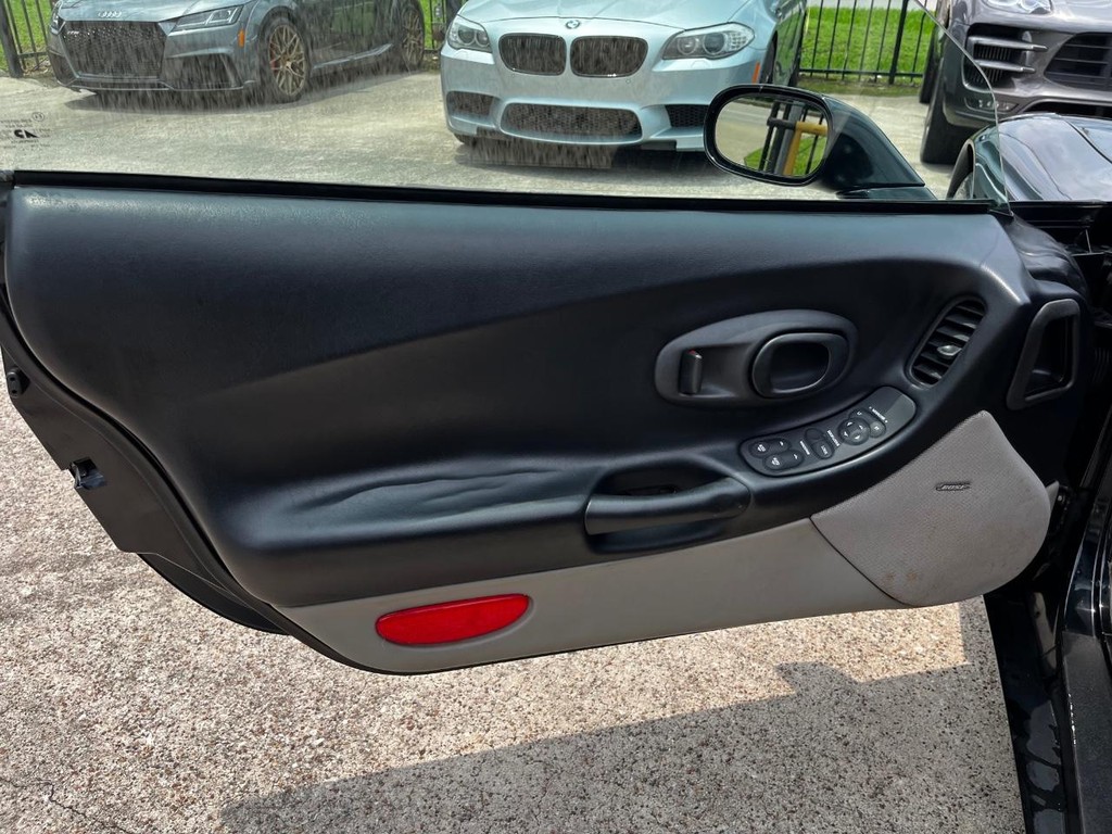 Chevrolet Corvette Vehicle Full-screen Gallery Image 12