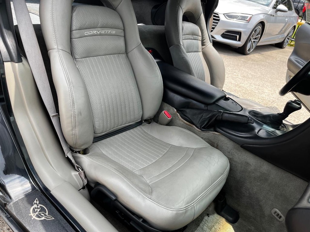 Chevrolet Corvette Vehicle Full-screen Gallery Image 14