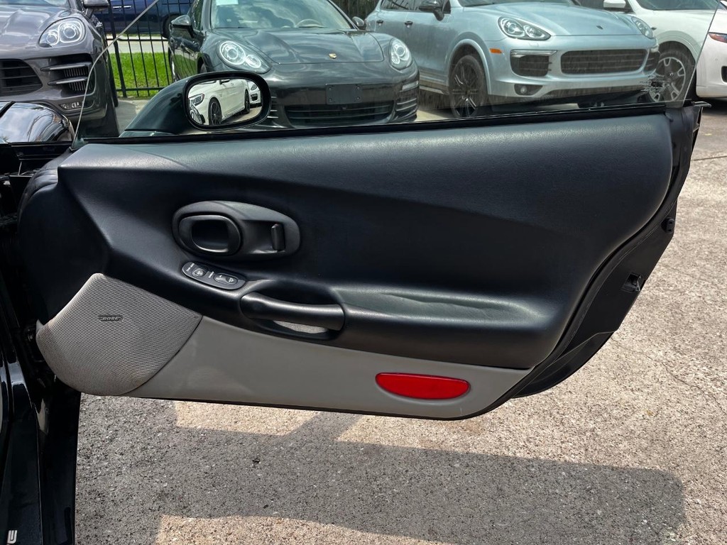 Chevrolet Corvette Vehicle Full-screen Gallery Image 15