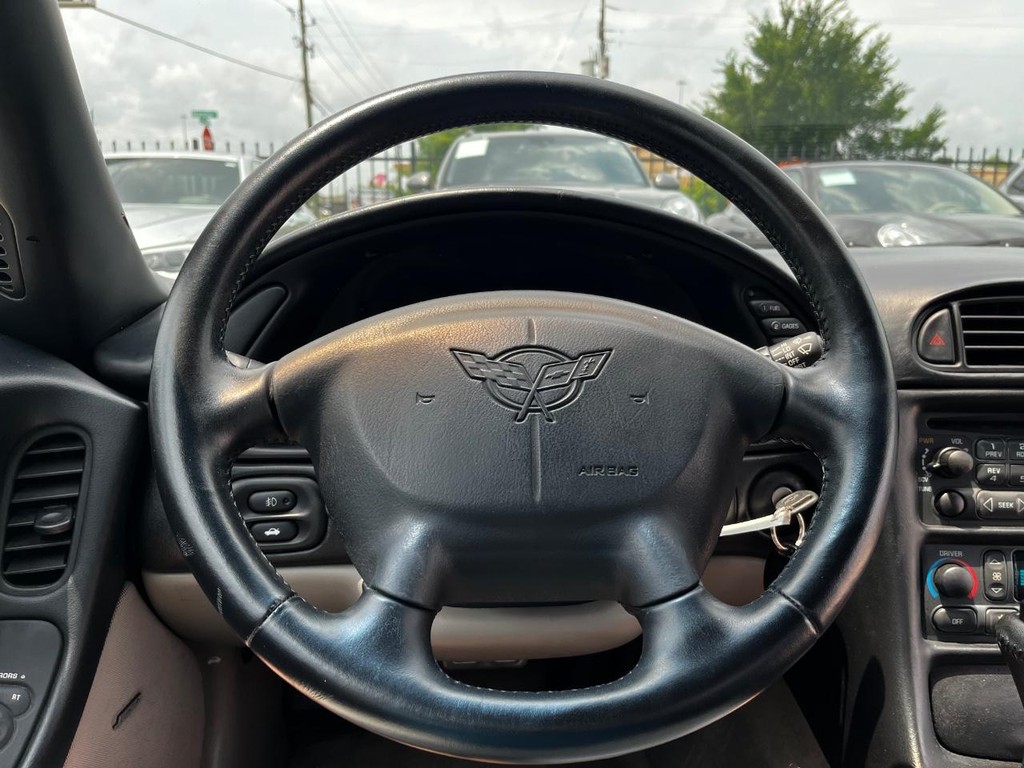 Chevrolet Corvette Vehicle Full-screen Gallery Image 16