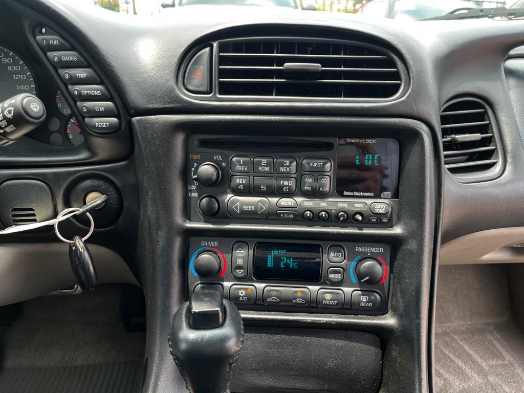 Chevrolet Corvette Vehicle Full-screen Gallery Image 17