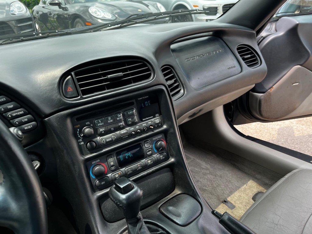 Chevrolet Corvette Vehicle Full-screen Gallery Image 18