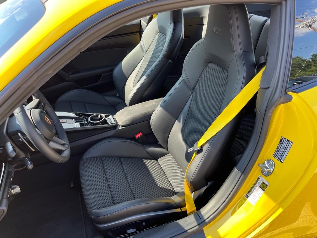 Porsche 911 Vehicle Full-screen Gallery Image 12