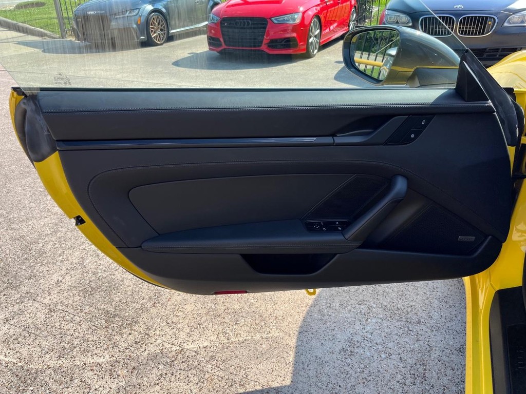 Porsche 911 Vehicle Full-screen Gallery Image 13