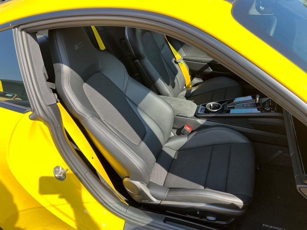 Porsche 911 Vehicle Full-screen Gallery Image 15