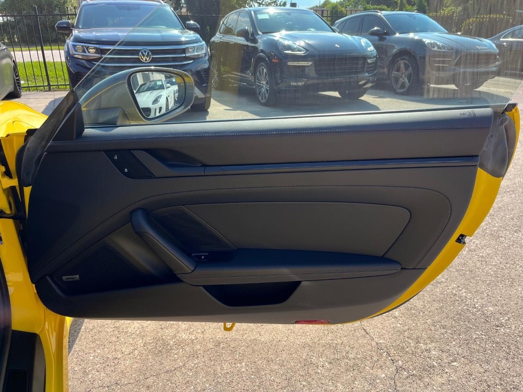 Porsche 911 Vehicle Full-screen Gallery Image 16