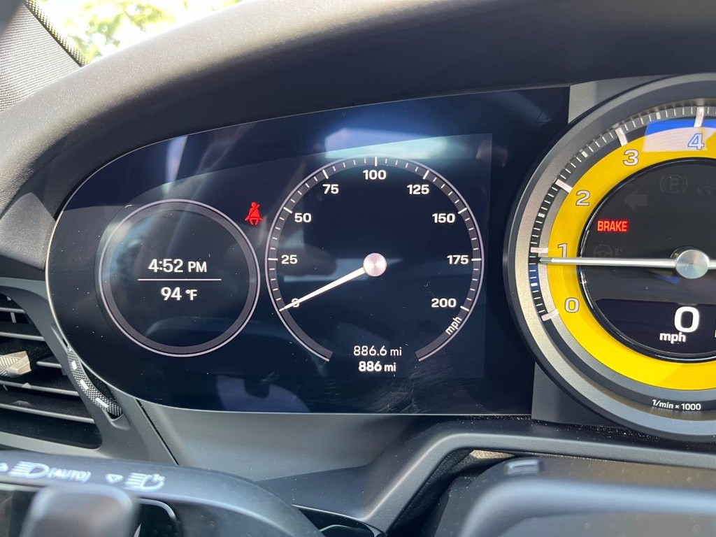 Porsche 911 Vehicle Full-screen Gallery Image 21