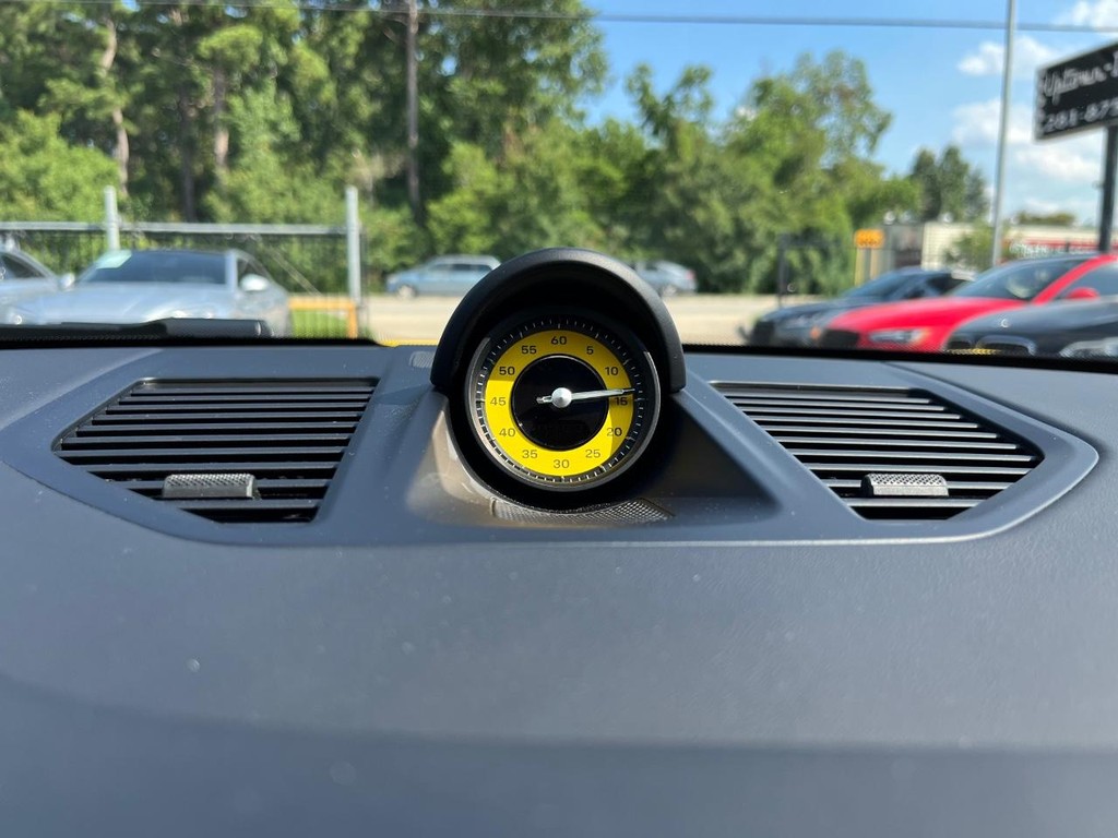 Porsche 911 Vehicle Full-screen Gallery Image 23