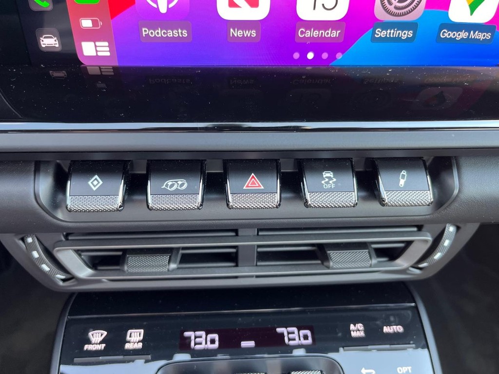 Porsche 911 Vehicle Full-screen Gallery Image 26