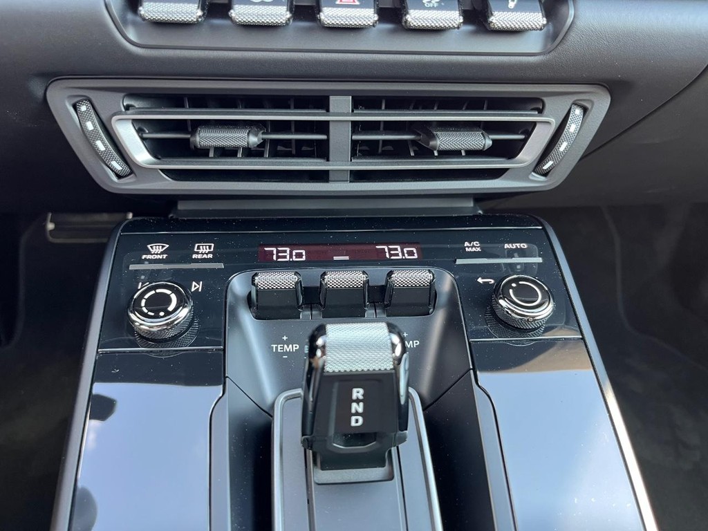 Porsche 911 Vehicle Full-screen Gallery Image 27