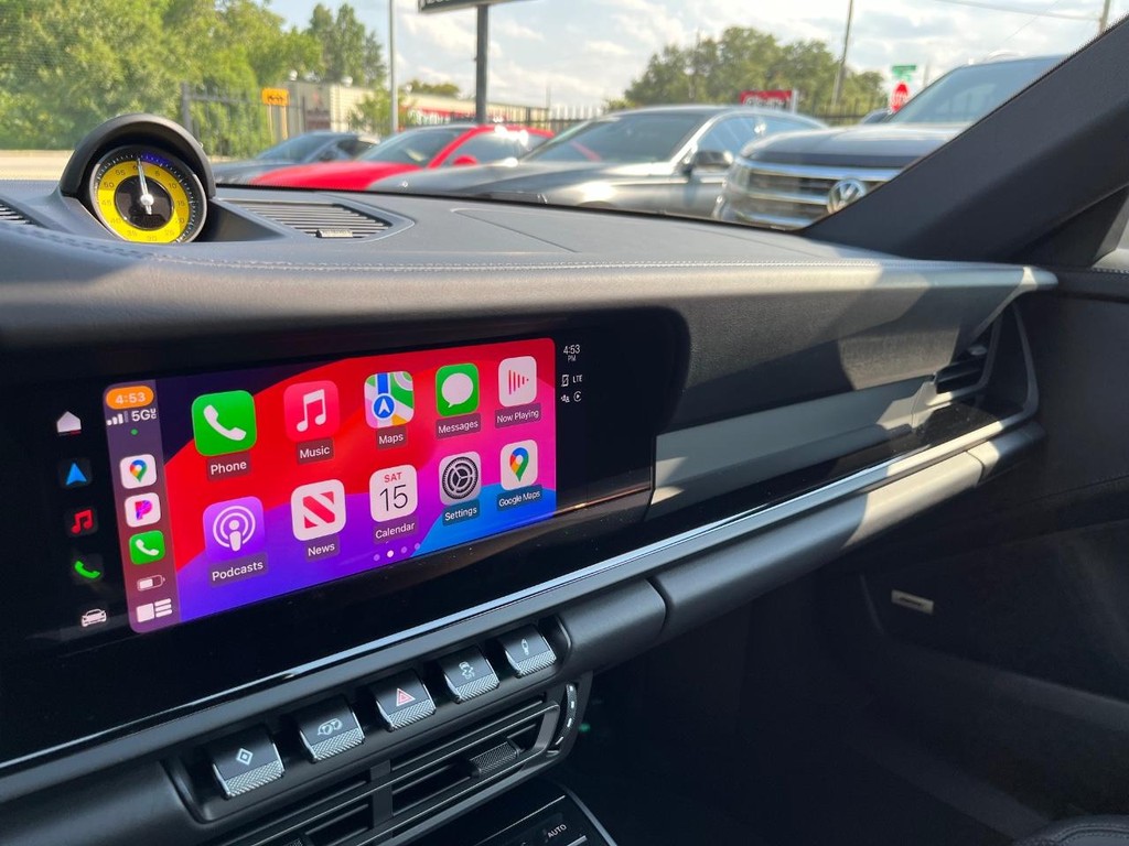 Porsche 911 Vehicle Full-screen Gallery Image 29