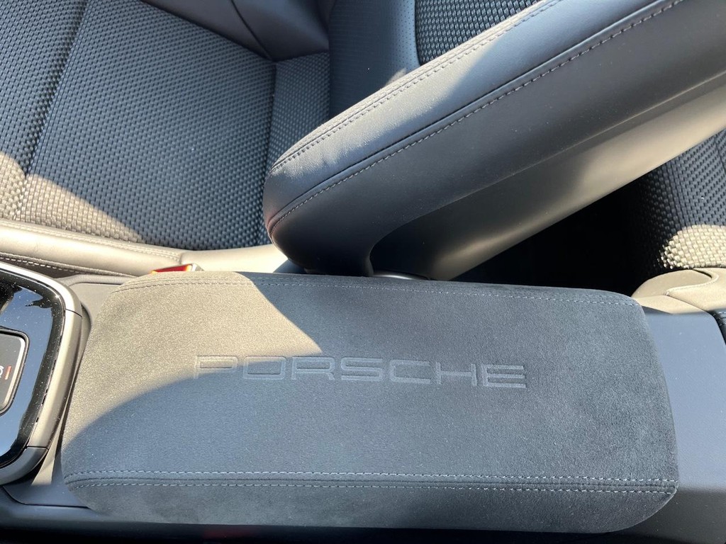 Porsche 911 Vehicle Full-screen Gallery Image 31