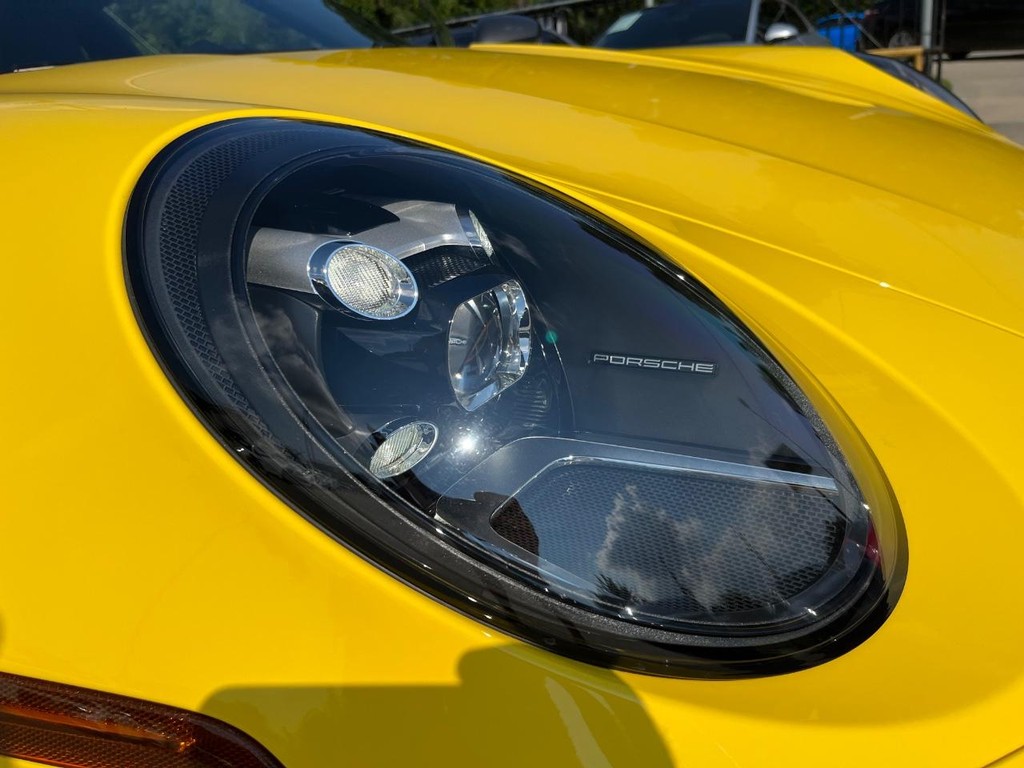 Porsche 911 Vehicle Full-screen Gallery Image 37