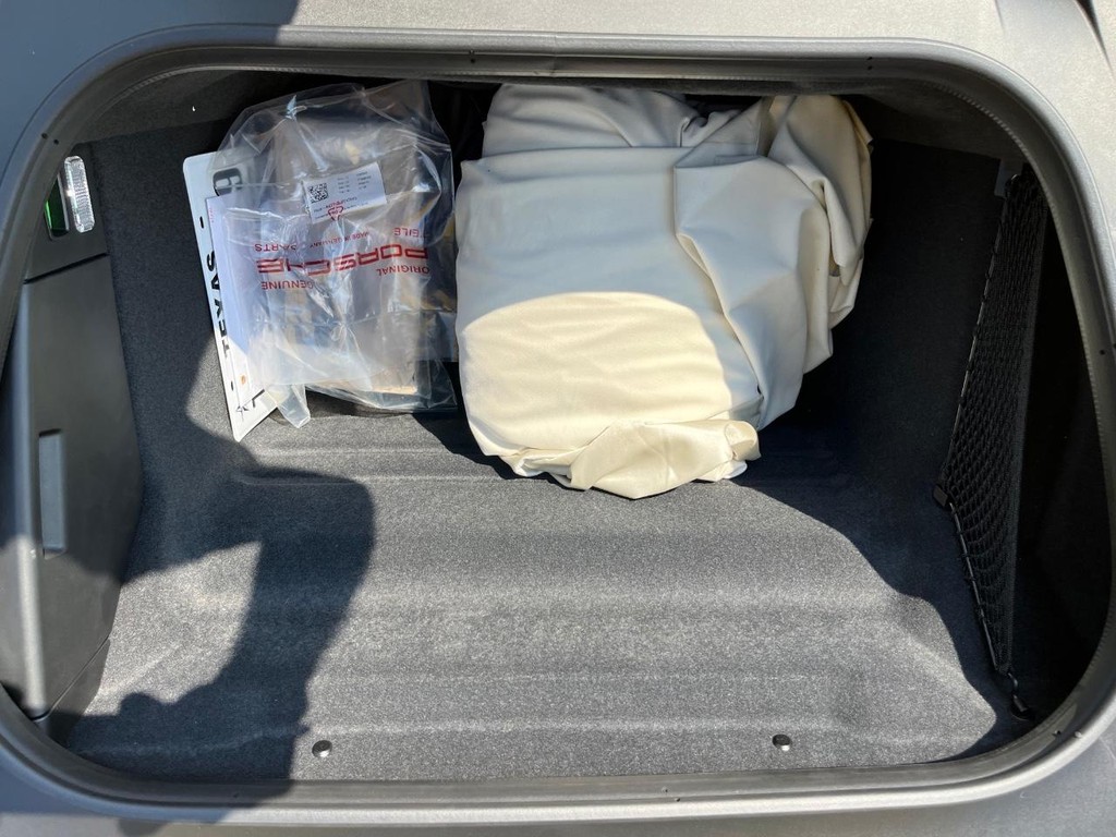 Porsche 911 Vehicle Full-screen Gallery Image 38