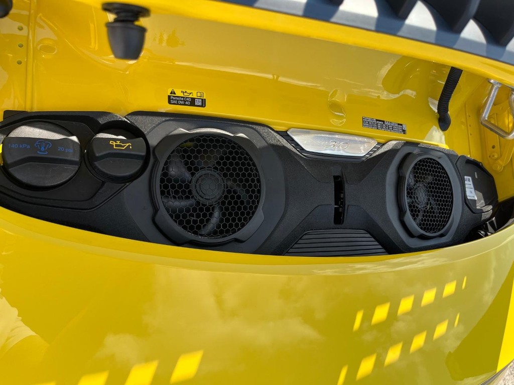 Porsche 911 Vehicle Full-screen Gallery Image 42