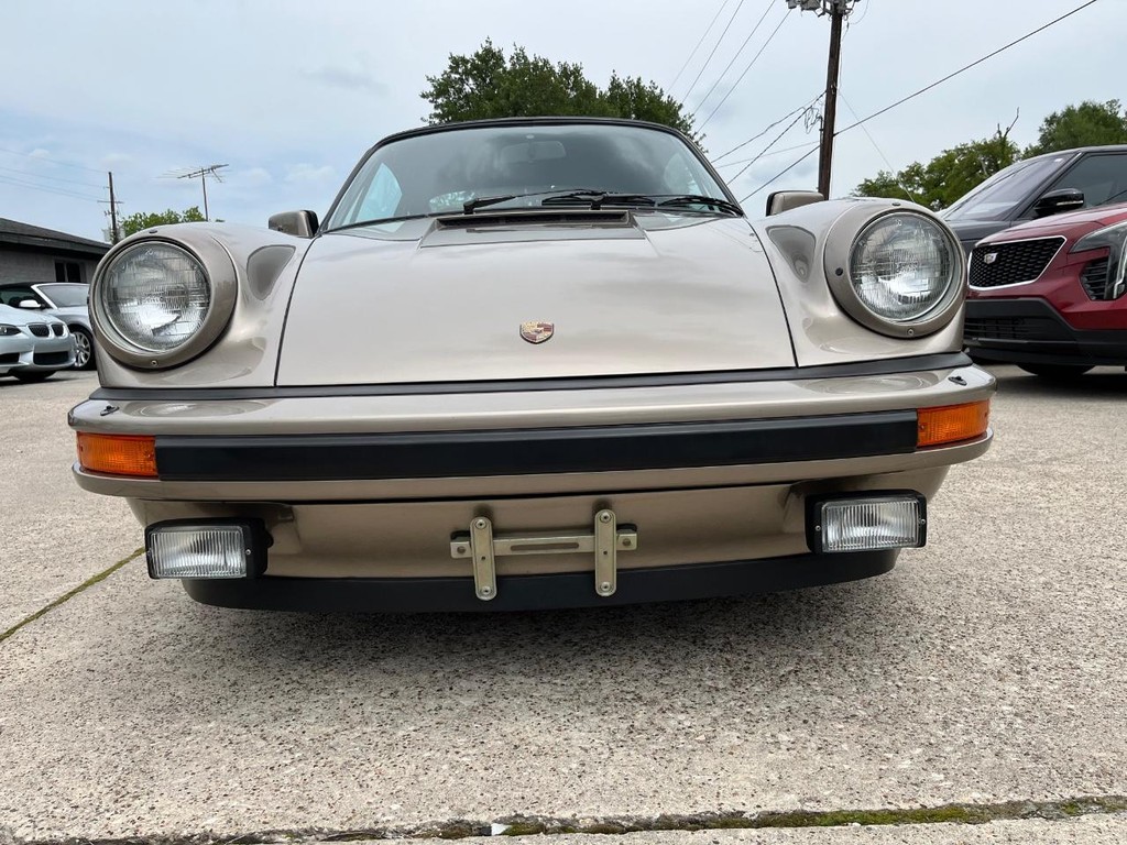 Porsche 911 Vehicle Full-screen Gallery Image 03