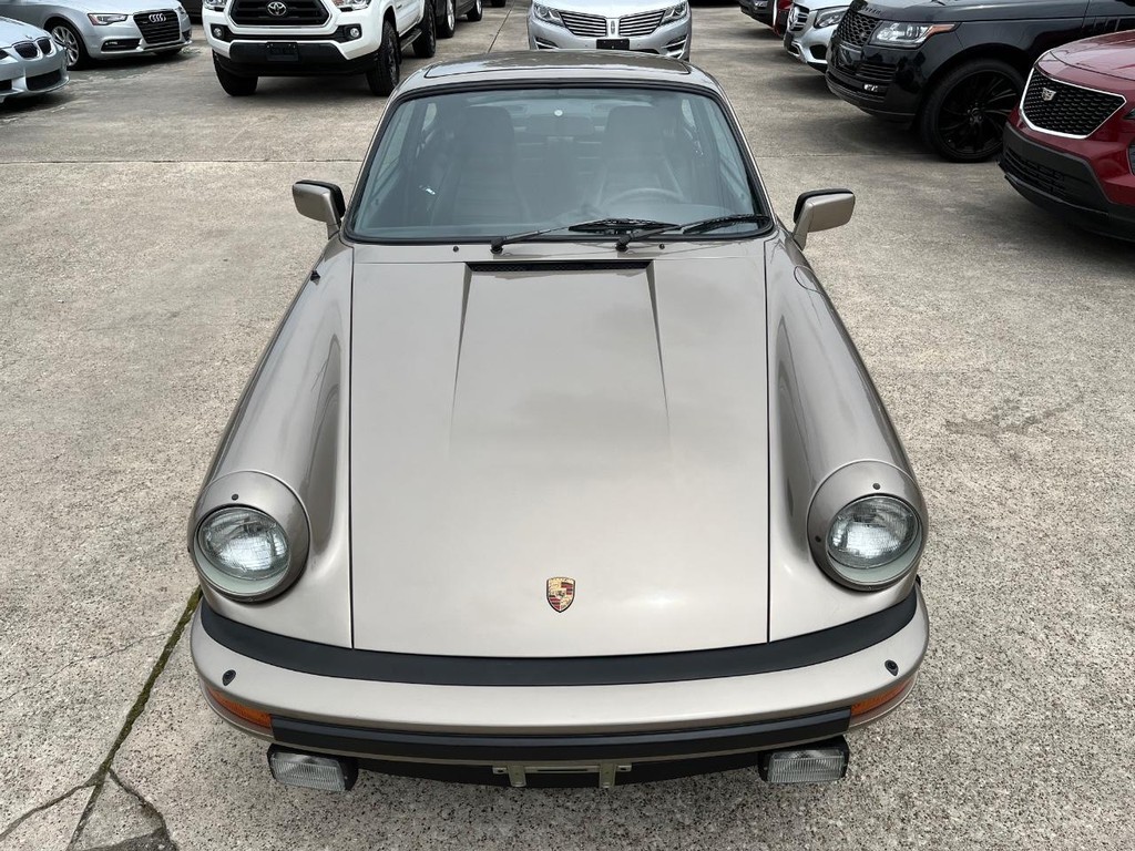 Porsche 911 Vehicle Full-screen Gallery Image 04