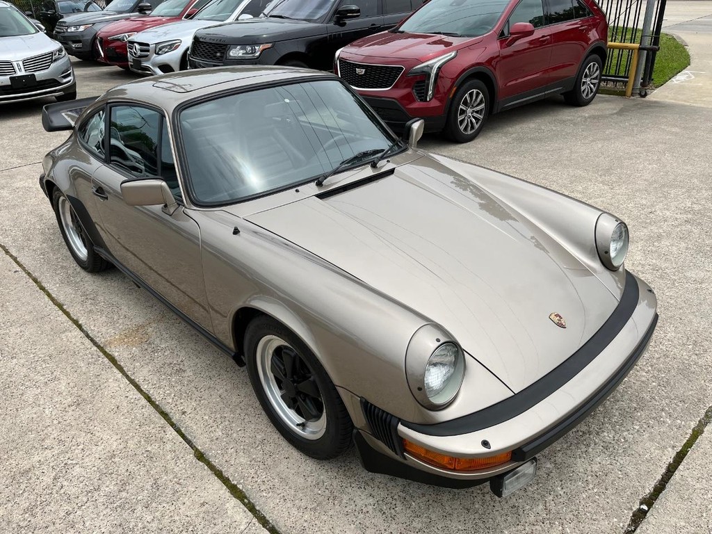 Porsche 911 Vehicle Full-screen Gallery Image 06