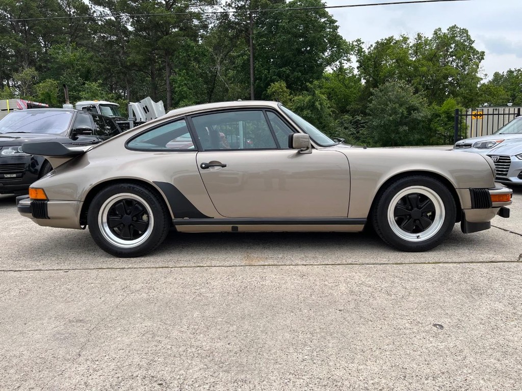 Porsche 911 Vehicle Full-screen Gallery Image 07