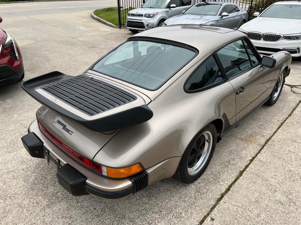 Porsche 911 Vehicle Full-screen Gallery Image 09