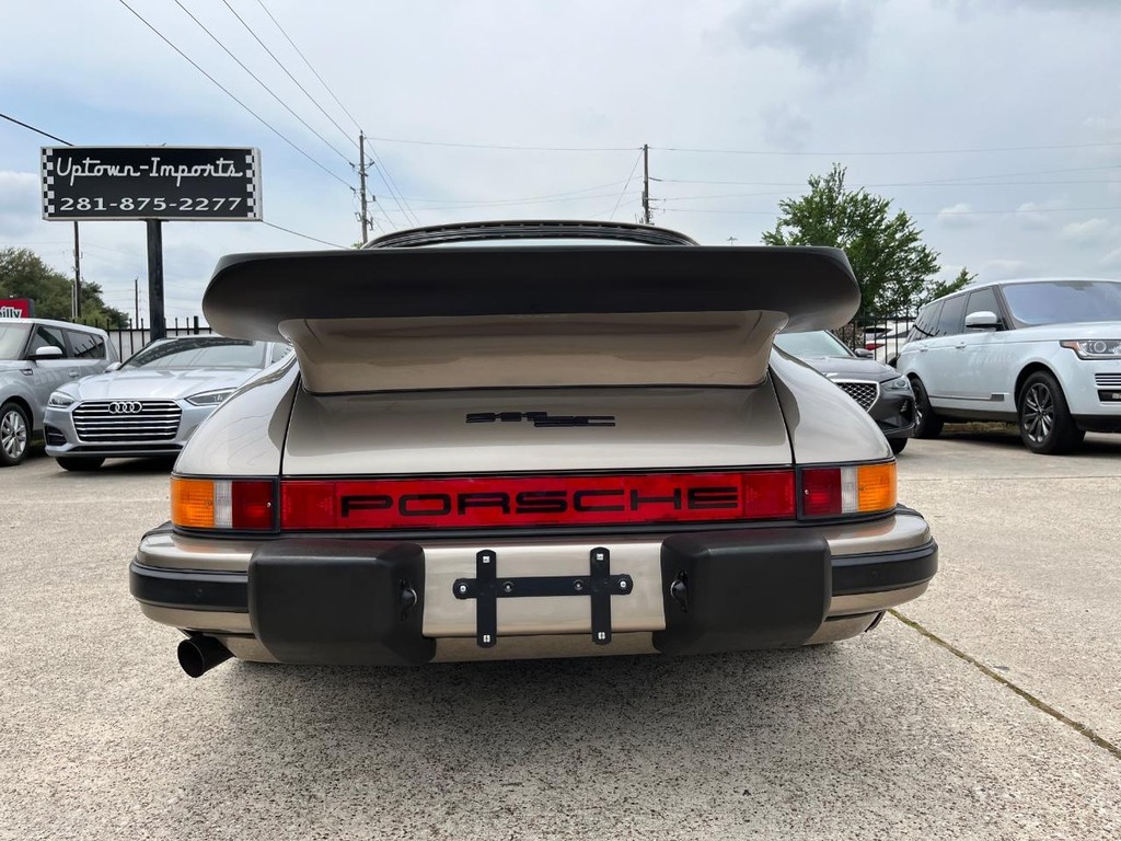 Porsche 911 Vehicle Full-screen Gallery Image 10