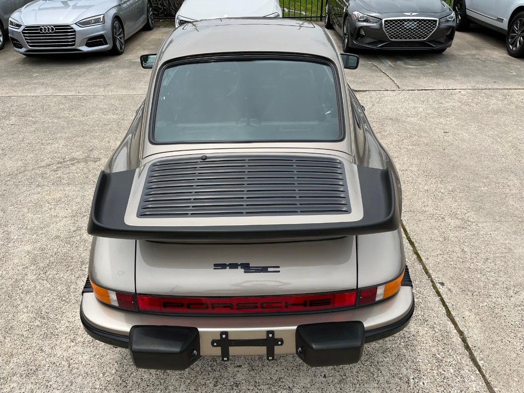 Porsche 911 Vehicle Full-screen Gallery Image 11