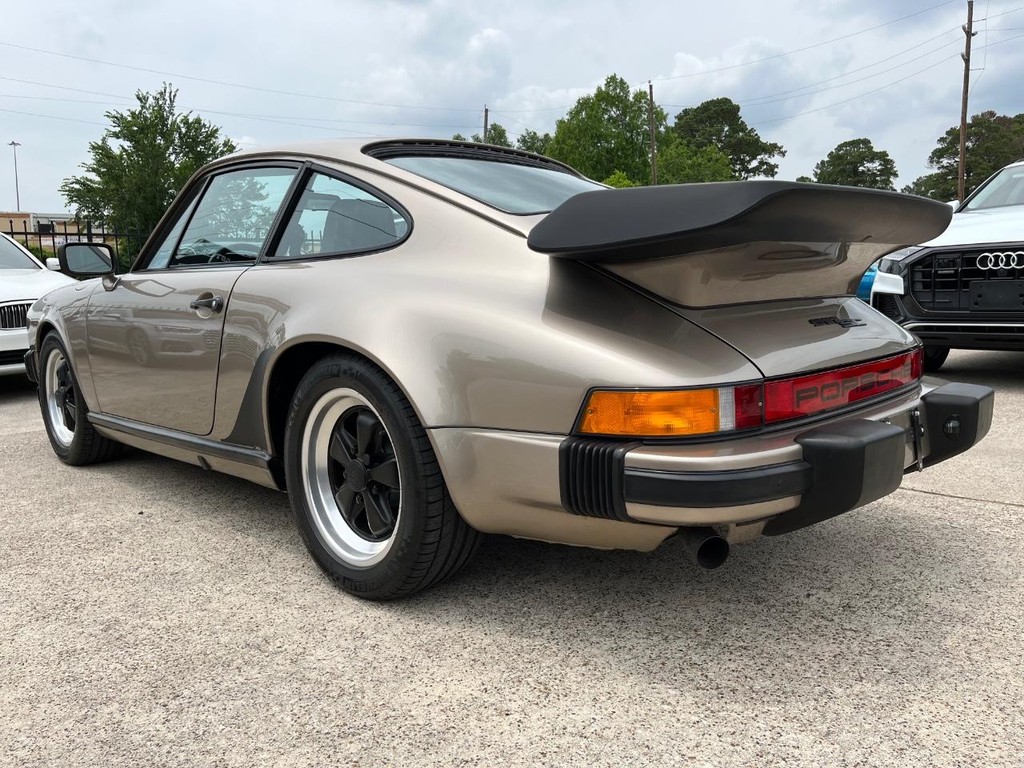 Porsche 911 Vehicle Full-screen Gallery Image 12