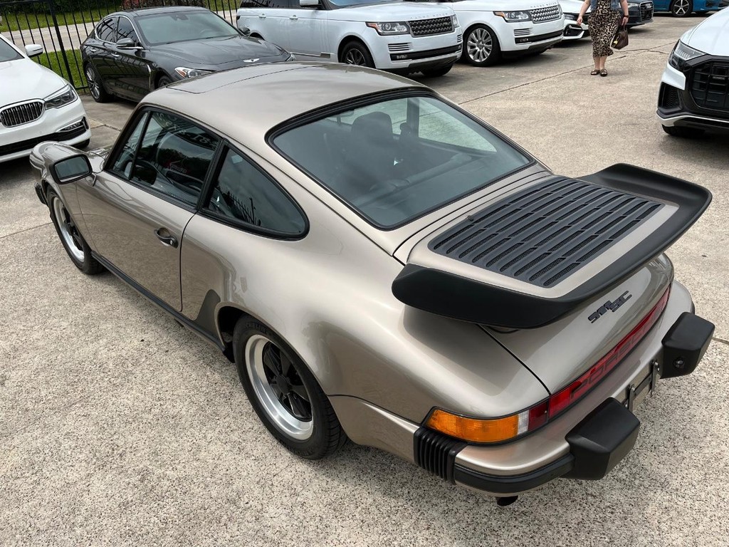 Porsche 911 Vehicle Full-screen Gallery Image 13