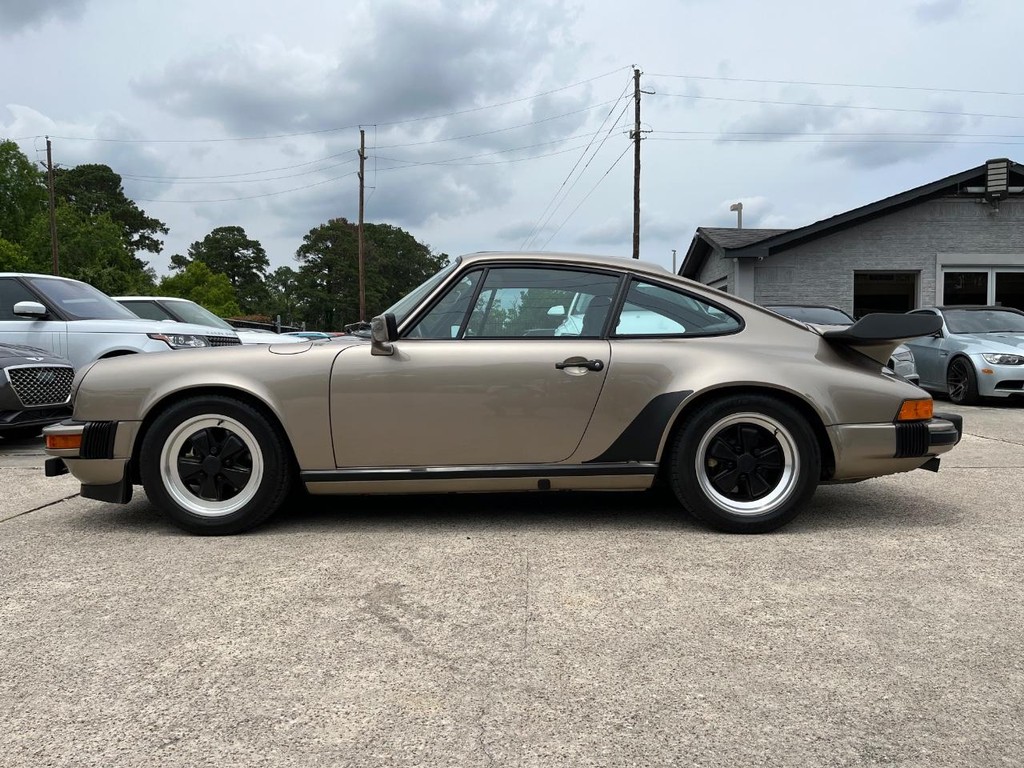 Porsche 911 Vehicle Full-screen Gallery Image 14