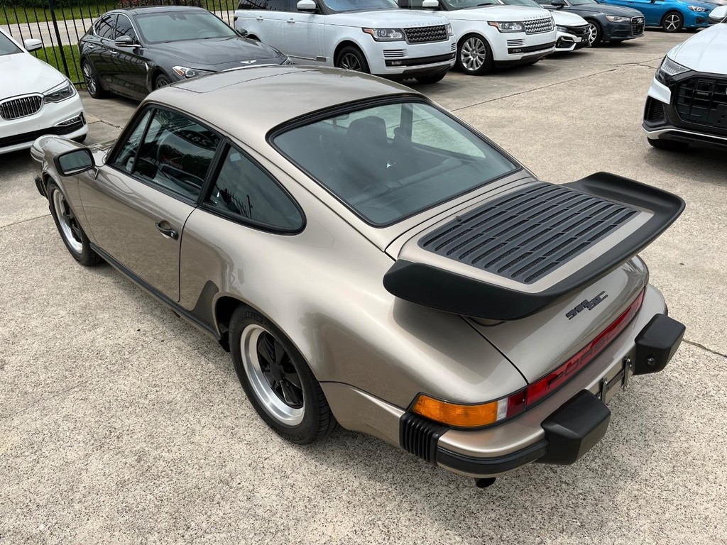 Porsche 911 Vehicle Full-screen Gallery Image 15