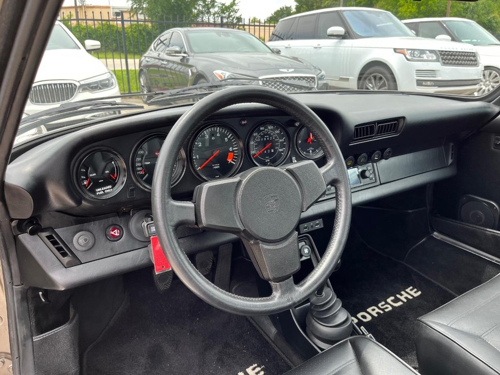 Porsche 911 Vehicle Full-screen Gallery Image 16