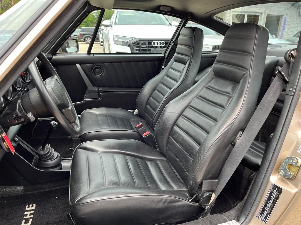 Porsche 911 Vehicle Full-screen Gallery Image 17