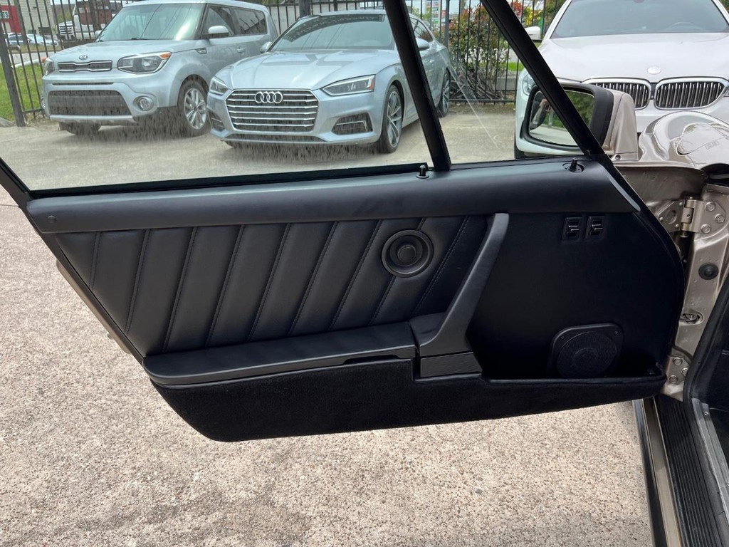 Porsche 911 Vehicle Full-screen Gallery Image 18