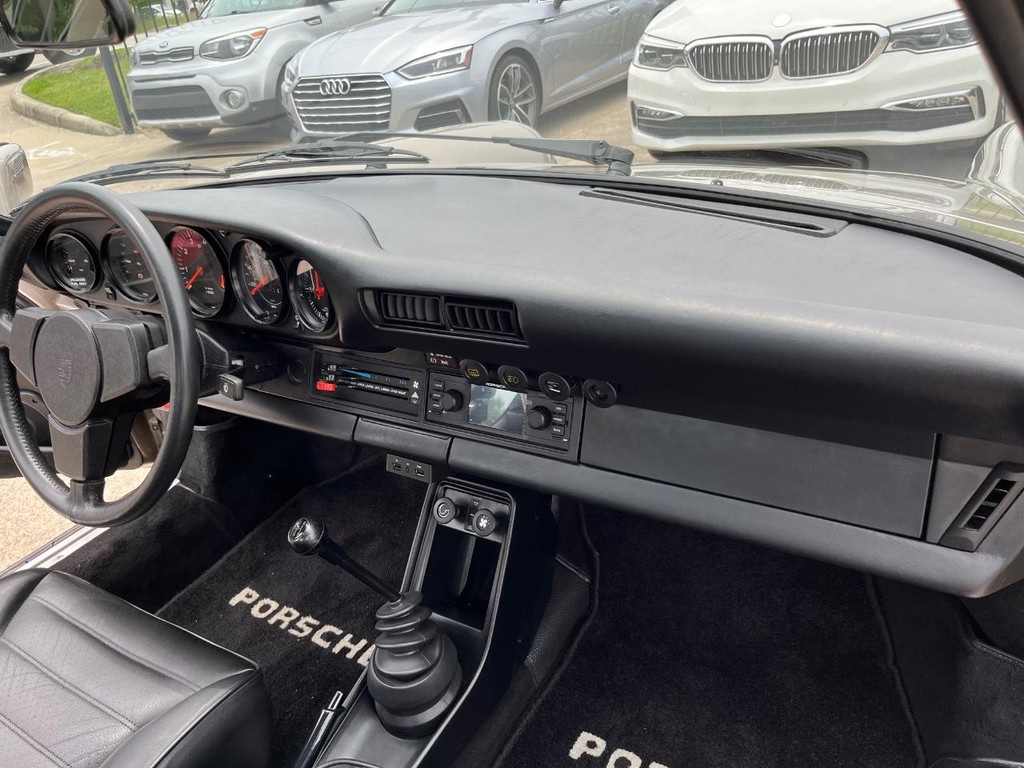 Porsche 911 Vehicle Full-screen Gallery Image 19