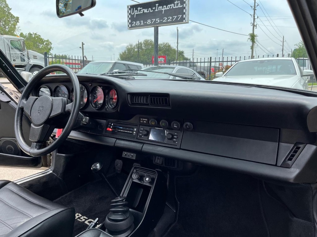 Porsche 911 Vehicle Full-screen Gallery Image 20