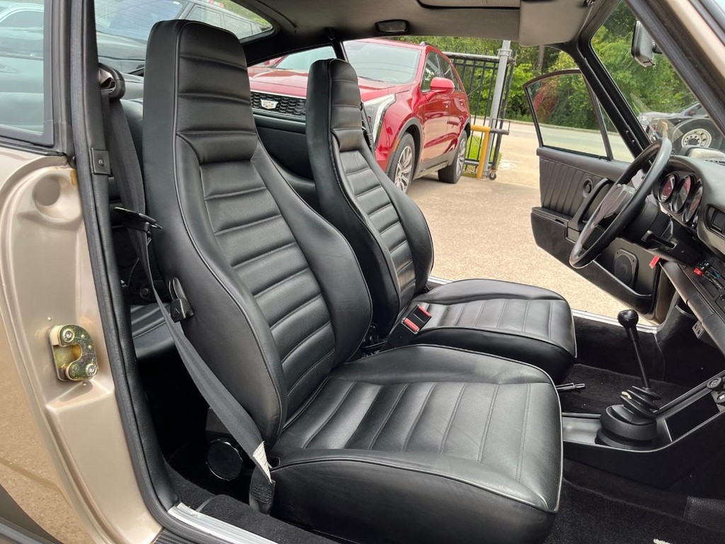 Porsche 911 Vehicle Full-screen Gallery Image 21