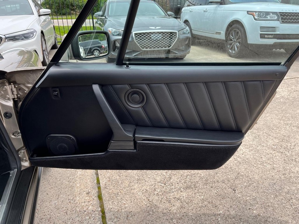 Porsche 911 Vehicle Full-screen Gallery Image 22