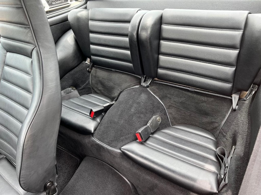 Porsche 911 Vehicle Full-screen Gallery Image 23