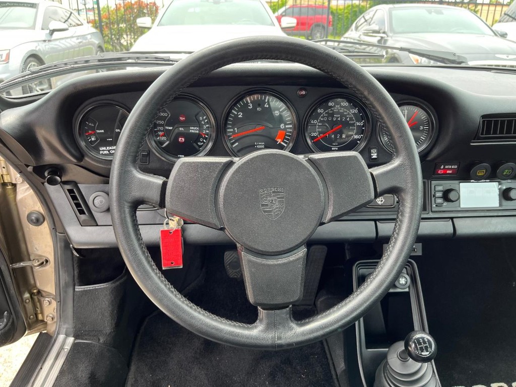 Porsche 911 Vehicle Full-screen Gallery Image 25