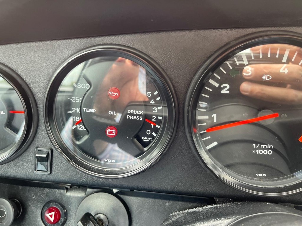 Porsche 911 Vehicle Full-screen Gallery Image 27