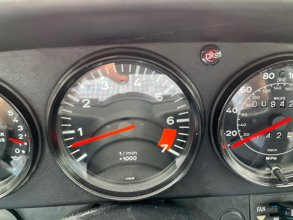 Porsche 911 Vehicle Full-screen Gallery Image 28