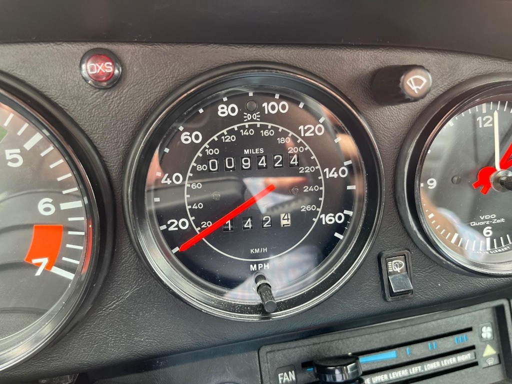 Porsche 911 Vehicle Full-screen Gallery Image 29