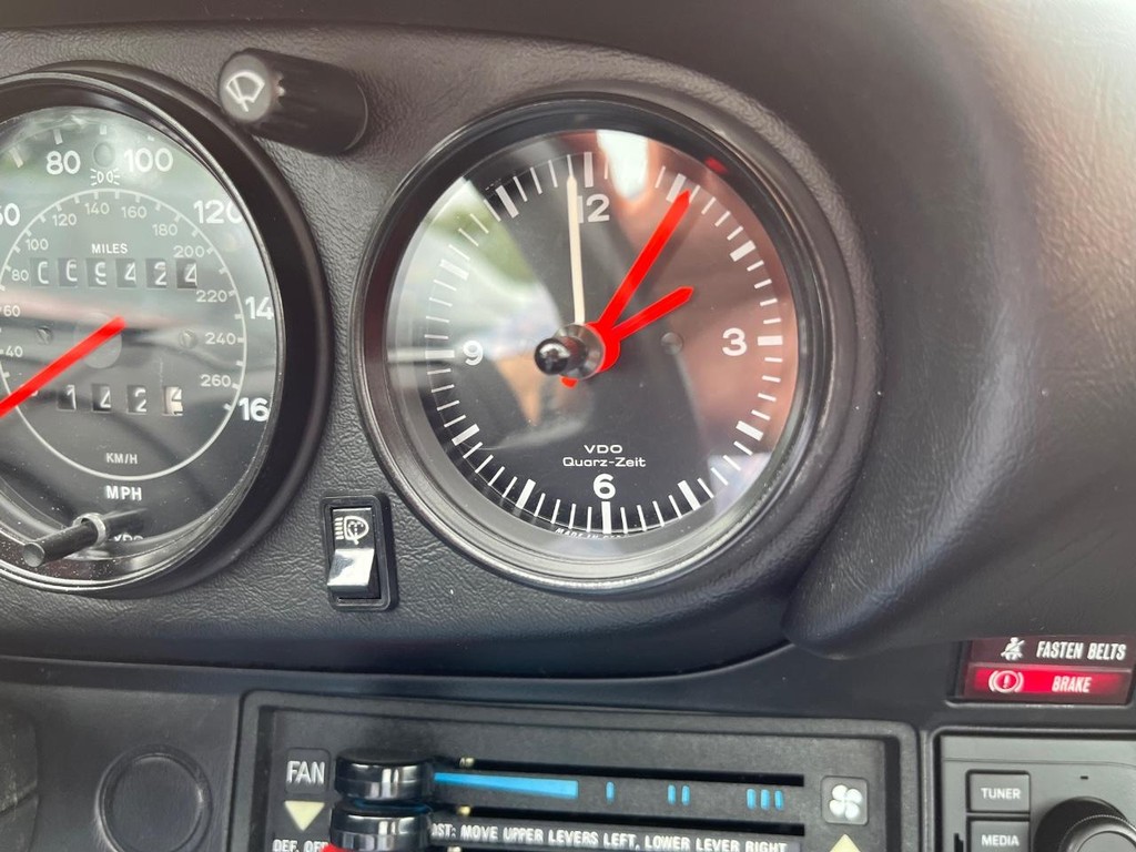 Porsche 911 Vehicle Full-screen Gallery Image 30