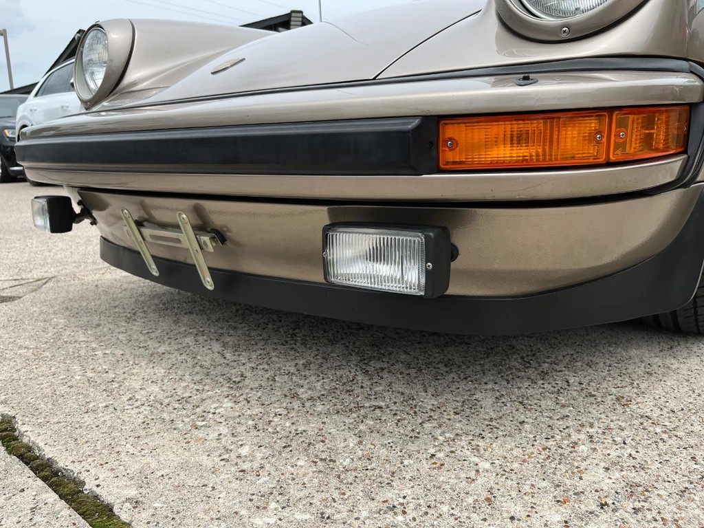 Porsche 911 Vehicle Full-screen Gallery Image 31